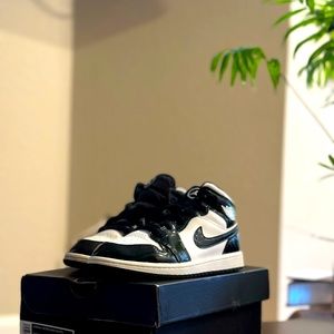 SWEET GLOSS BLACK AND WHITE JORDN HIGH TOP SIZE 1.5Y